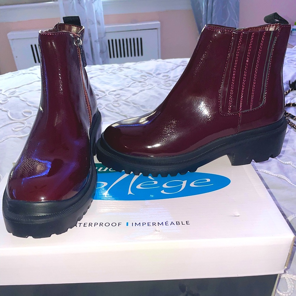 Women’s burgundy rain boots